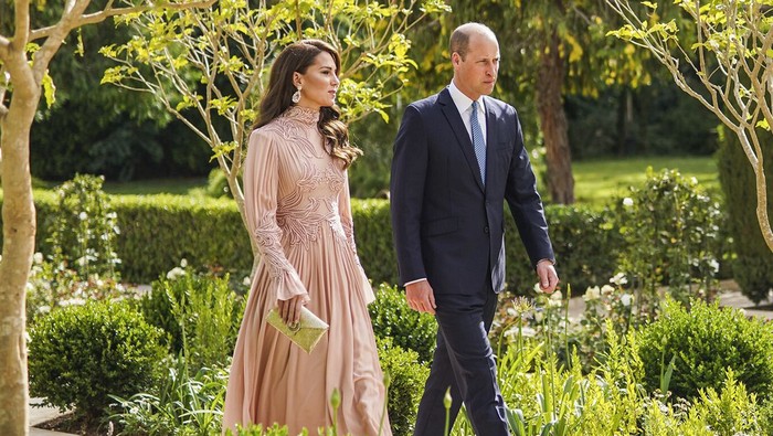 Pangeran William dan Kate Middleton di royal wedding Pangeran Hussein dari Yordania dan Rajwa Al Saif.