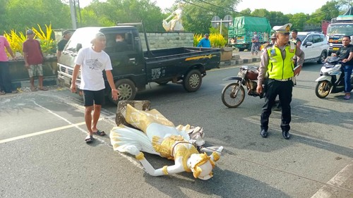 Patung di median jalan di Jalan Raya Denpasar-Gilimanuk, tepatnya di depan Pura Dalem Gilimanuk, Kelurahan Gilimanuk, Kecamatan Melaya, Kabupaten Jembrana, Bali, rusak setelah dihantam truk. (Istimewa)