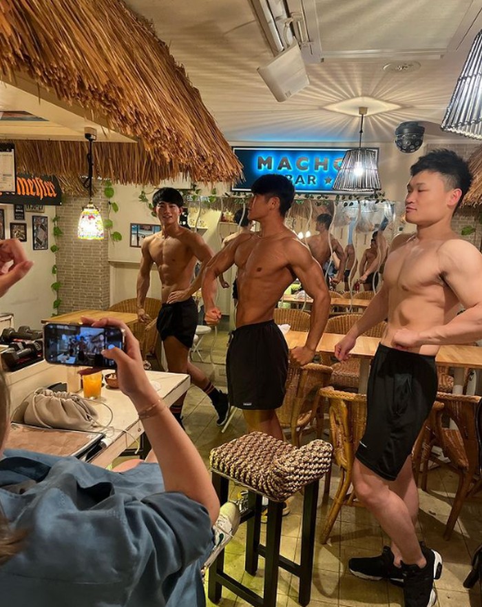 Pelayan macho dan kekar Pelayan Kekar dan Berotot di Bar Ini Siap Gendong dan Layani Pengunjung