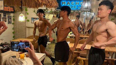 Pelayan Kekar dan Berotot di Bar Ini Siap Gendong dan Layani Pengunjung