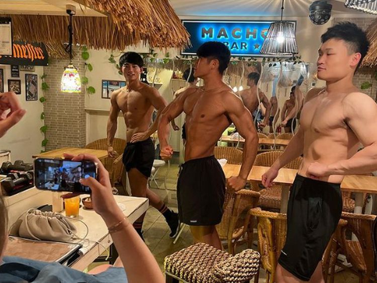 Pelayan Kekar dan Berotot di Bar Ini Siap Gendong dan Layani Pengunjung