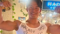Beberapa pelayan juga ada yang mengenakan pakaian khusus untuk menghibur pengunjung. Para pengunjung dipersilahkan mencoret-coret kaus yang dikenakan pelayan. Foto: Instagram/macho_bar