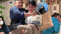 Salah satu aksi pelayanan yang viral di sini adalah pengunjung akan digendong. Tak ada satu pun pengunjung yang dibiarkan berjalan kaki menuju kursinya. Foto: Instagram/macho_bar
