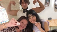Jika datang ke bar ini para pengunjung akan diberi cokelat sebagai oleh-oleh. Tak lupa ada foto pelayan yang kekar sebagai logonya. Foto: Instagram/macho_bar