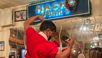 Selain para pelayan, barista di sana juga bertubuh kekar. Saat mengaduk minuman pelanggan ototnya yang kuat dan besar sengaja dipamerkan. Foto: Instagram/macho_bar