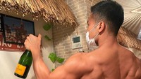 Minuman yang diantar ke meja pengunjung juga tak diletakkan begitu saja. Tubuh kekar dan berotot para pelanggan beratraksi memeras jeruk lemon ke dalam gelas. Foto: Instagram/macho_bar