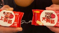 Ketika memesan sampanye, para pelayan juga memiliki tarian yang unik. Mereka akan memutar-mutar botol untuk membuat buihnya menyembur dan memeriahkan suasana. Foto: Instagram/macho_bar
