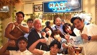 Sebuah bar yang ada di Jepang tengah viral di kalangan wisatawan lokal maupun mancanegara. Hal tersebut lantaran penampilan pelayannya yang kekar. Foto: Instagram/macho_bar