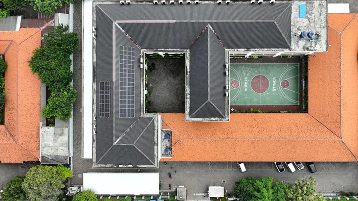 Amazon berencana untuk 100% menggunakan energi baru terbarukan di 2030. Untuk itu perusahaan membangun pembangkit listrik tenaga surya (PLTS) di Disputanta, Virginia.