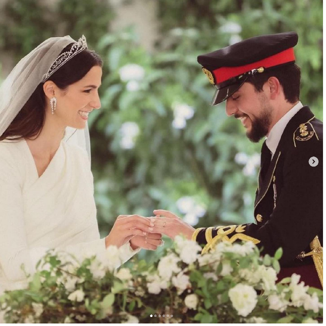 Wanita yang kini bergelar Her Royal Highness itu, seperti dikutip Vogue Arabia memilih makeup natural pada hari pernikahannya. Menonjolkan kecantikan alami wajahnya, Rajwa Al Hussein menggunakan lipstik pinky-nude dengan hasil akhir satin. Foto: Dok. Royal Hashemite Court