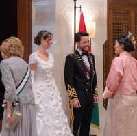 Pernikahan Pangeran Hussein dan Rajwa berlanjut ke resepsi setelah akad nikah. Pada momen resepsi pernikahannya, Rajwa berganti busana mengenakan gaun pengantin rancangan Dolce & Gabbana. Foto: Dok. Royal Hashemite Court