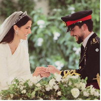 Wanita yang kini bergelar Her Royal Highness itu, seperti dikutip Vogue Arabia memilih makeup natural pada hari pernikahannya. Menonjolkan kecantikan alami wajahnya, Rajwa Al Hussein menggunakan lipstik pinky-nude dengan hasil akhir satin. Foto: Dok. Royal Hashemite Court