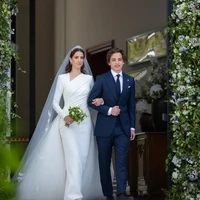 Rajwa Al Saif tampak seperti calon ratu Yordania masa depan saat berjalan menuju tempat pernikahannya dengan diantar adik bungsu Pangeran Hussein, Pangeran Hashem. Foto: Dok. Royal Hashemite Court