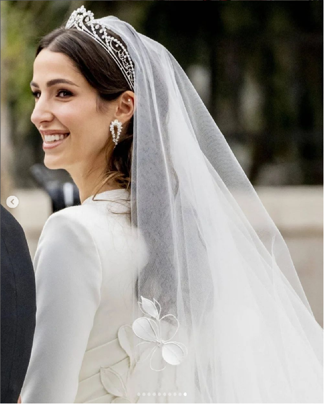 Rajwa juga mengenakan tiara rancangan Yan Sicard dari Fred Jewelry di hari pernikahannya dengan Pangeran Hussein. Tiara serupa pernah dipakai ibu mertuanya Ratu Rania. Foto: Dok. Royal Hashemite Court