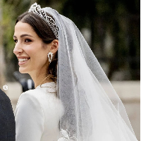 Rajwa juga mengenakan tiara rancangan Yan Sicard dari Fred Jewelry di hari pernikahannya dengan Pangeran Hussein. Tiara serupa pernah dipakai ibu mertuanya Ratu Rania. Foto: Dok. Royal Hashemite Court