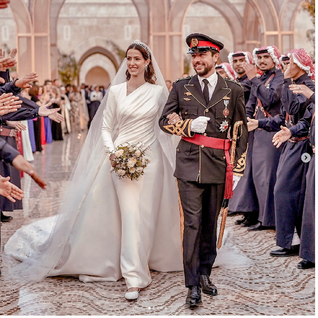 Seperti dikutip dari Vogue Arabia, gaun yang dikenakan Rajwa memiliki veil yang panjangnya menyapu lantai dengan potongan leher asimetris. Foto: Dok. Royal Hashemite Court