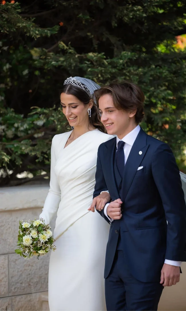 Pada hari bahagianya, Rajwa Al Saif yang kini berganti nama menjadi Rajwa Al Hussein mengenakan gaun pengantin karya desainer Elie Saab. Desainer Lebanon ini jadi pilihan banyak selebriti dan public figure untuk gaun pengantin sebut saja Son Ye Jin, Tiffany Trump, Putri Stephanie dari Luxembourg, Rose Leslie, Raisa dan lain-lain. Foto: Dok. Royal Hashemite Court