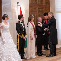 Rajwa Al Saif atau kini Rajwa Al Hussein merupakan seorang arsitek Arab Saudi lulusan Amerika Serikat. Ayahnya adalah Khalid bin Musaed bin Saif bin Abdulaziz Al Saif, CE0 dari Al Saif Group, sebuah perusahaan swasta yang menyediakan jasa kesehatan, konstruksi hingga keamanan. Ibu Rajwa Al Saif, Azza bint Nayef Abdulaziz Ahmed Al Sudairi, bagian dari keluarga Al Sudairi, keluarga yang sama dengan Raja Salman dari Arab Saudi. Sang ibu merupakan sepupu Raja Salman. Foto: Dok. Royal Hashemite Court