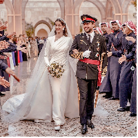 Seperti dikutip dari Vogue Arabia, gaun yang dikenakan Rajwa memiliki veil yang panjangnya menyapu lantai dengan potongan leher asimetris. Foto: Dok. Royal Hashemite Court