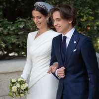 Pada hari bahagianya, Rajwa Al Saif yang kini berganti nama menjadi Rajwa Al Hussein mengenakan gaun pengantin karya desainer Elie Saab. Desainer Lebanon ini jadi pilihan banyak selebriti dan public figure untuk gaun pengantin sebut saja Son Ye Jin, Tiffany Trump, Putri Stephanie dari Luxembourg, Rose Leslie, Raisa dan lain-lain. Foto: Dok. Royal Hashemite Court