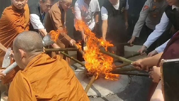 Pengambilan Api Dharma Tri Suci Waisak 2567 BE Tahun 2023 di Api Abadi Mrapen, Desa Manggarmas, Kabupaten Grobogan, Jawa Tengah, Jumat (2/6/2023).