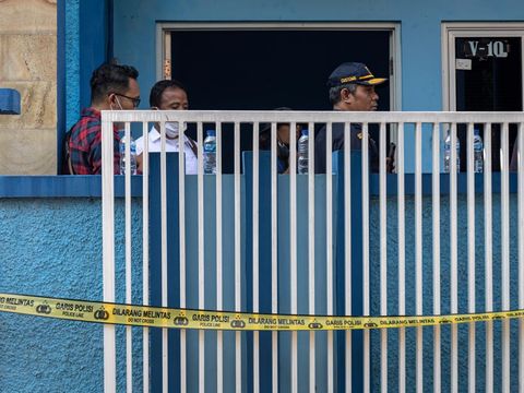 Wartawan memotret sebuah kamar pembuatan pil ekstasi  di Pedurungan, Kota Semarang, Jawa Tengah, Jumat (2/6/2023). Ditipidna Bareskrim Polri bekerja sama dengan Bea dan Cukai, Ditresnarkoba Polda Banten dan  Polda Jateng berhasil mengungkap pabrik ekstasi di Tangerang dan di Semarang, dengan barang bukti di Semarang di antaranya yakni penangkapan dua tersangka, 9.517 butir pil ekstasi siap edar serta berbagai macam bahan baku pil ekstasi dari luar negeri di sebuah rumah kontrakan yang dijadikan pabrik produksi. ANTARA FOTO/Aji Styawan/nz.