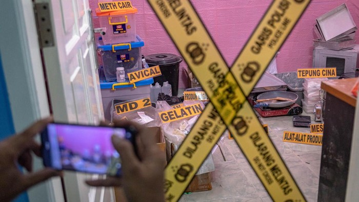 Pengungkapan pabrik pil ekstasi di Semarang Wartawan memotret sebuah kamar pembuatan pil ekstasi di Pedurungan, Kota Semarang, Jawa Tengah, Jumat (2/6/2023). Ditipidna Bareskrim Polri bekerja sama dengan Bea dan Cukai, Ditresnarkoba Polda Banten dan Polda Jateng berhasil mengungkap pabrik ekstasi di Tangerang dan di Semarang, dengan barang bukti di Semarang di antaranya yakni penangkapan dua tersangka, 9.517 butir pil ekstasi siap edar serta berbagai macam bahan baku pil ekstasi dari luar negeri di sebuah rumah kontrakan yang dijadikan pabrik produksi. ANTARA FOTO/Aji Styawan/nz.