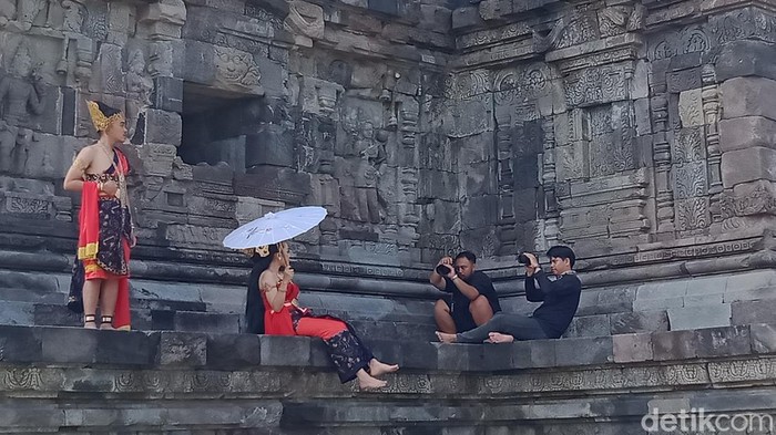 Pengunjung melakukan sesi foto prewedding di Candi Plaosan, Klaten, Jumat (2/6/2023).
