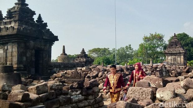 Pengunjung melakukan sesi foto prewedding di Candi Plaosan, Klaten, Jumat (2/6/2023).