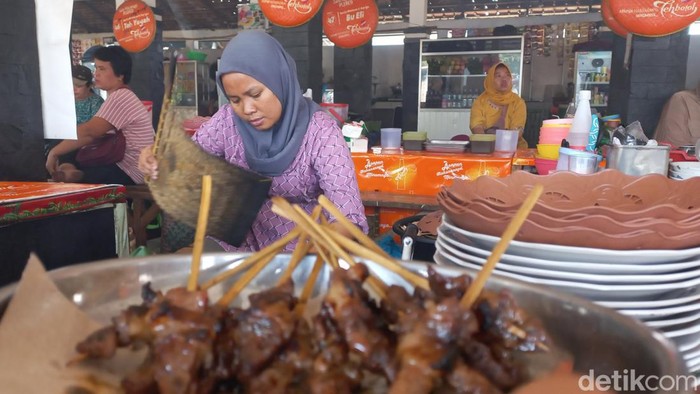 Penjual sate maranggi di Kampung Sate Maranggi, Plered, Purwakarta