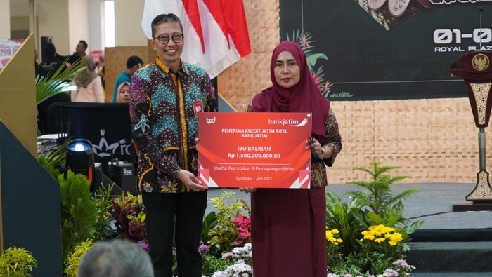 Penyerahan Kredit Jatim Ritel dari Bank Jatim untuk pengusah Kampoeng Kreasi.
