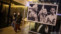 Ada juga foto pidato Amien Rais yang kala itu vokal menentang orde baru. 