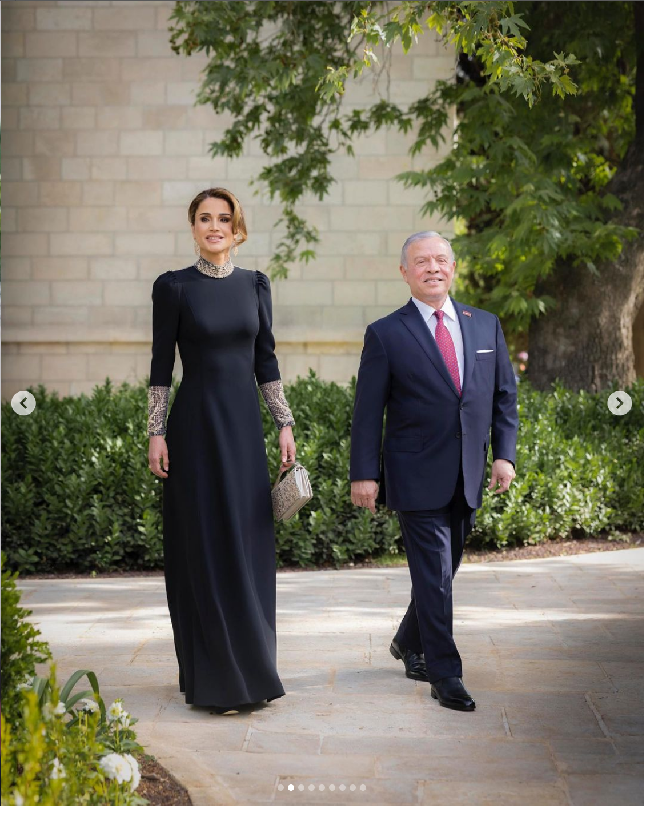Pada hari pernikahan putra mereka, Raja Abdullah II dari Yordania dan Ratu Rania tampil dengan busana serba hitam. Foto: Dok. Getty Images, Instagram Queen Rania