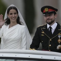Sedangkan Pangeran Hussein memakai seragam militer di hari pernikahannya. Sang pangeran merupakan lulusan Akademi Militer Kerajaan Sandhurst di Inggris. Lulus pada 2017, Hussein berpangkat pangkat kapten di Angkatan Bersenjata Yordania. Foto: AP/Nasser Nasser, Royal Hashemite Court via AP