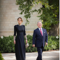 Pada hari pernikahan putra mereka, Raja Abdullah II dari Yordania dan Ratu Rania tampil dengan busana serba hitam. Foto: Dok. Getty Images, Instagram Queen Rania