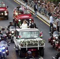 Sosok Rajwa Al Saif merupakan seorang arsitek lulusan Amerika Serikat, warga negara Arab Saudi. Ayahnya adalah Khalid bin Musaed bin Saif bin Abdulaziz Al Saif, CE0 dari Al Saif Group, sebuah perusahaan swasta yang menyediakan jasa kesehatan, konstruksi hingga keamanan.  Sedangkan ibunya merupakan bagian dari keluarga Al Sudairi, keluarga yang sama dengan Raja Salman dari Arab Saudi. Foto: AP/Nasser Nasser, Royal Hashemite Court via AP