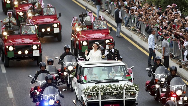 Sosok Rajwa Al Saif merupakan seorang arsitek lulusan Amerika Serikat, warga negara Arab Saudi. Ayahnya adalah Khalid bin Musaed bin Saif bin Abdulaziz Al Saif, CE0 dari Al Saif Group, sebuah perusahaan swasta yang menyediakan jasa kesehatan, konstruksi hingga keamanan.  Sedangkan ibunya merupakan bagian dari keluarga Al Sudairi, keluarga yang sama dengan Raja Salman dari Arab Saudi. Foto: AP/Nasser Nasser, Royal Hashemite Court via AP