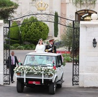 Setelah prosesi akad nikah, Pangeran Hussein dan istrinya Rajwa Al Saif naik mobil jip melakukan pawai untuk menyapa warga yang sudah berkumpul di luar Istana Zahran, Amman, Yordania. Foto: Dok. Getty Images, Instagram Queen Rania