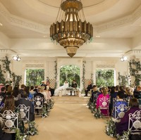 Pangeran Hussein melakukan akad nikah atau prosesi Katb Al-Kitab di gazebo yang berada di dalam Istana Yordania. Pada momen tersebut ayah kedua mempelai kemudian menandatangi surat pernikahan. Prosesi ini disaksikan oleh hampir 140 orang yang sebagian besar adalah orang-orang penting seperti Pangeran William dan Kate Middleton serta istri Presiden AS, Jill Biden. Foto: AP/Nasser Nasser, Royal Hashemite Court via AP