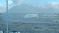 Pesawat Airbus A380 menerima water salute sesaat setelah mendarat di Bali. (Triwidiyanti/detikBali)