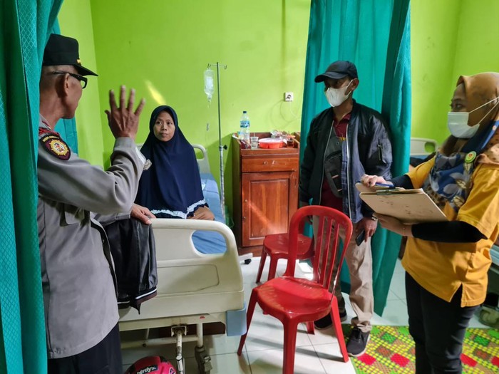 Petugas dari Polres Sragen mendata warga yang diduga keracunan, Jumat (2/6/2023).