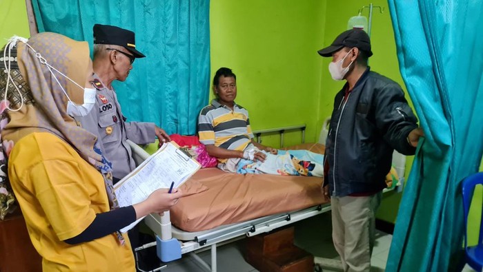Petugas dari Polres Sragen mendata warga yang diduga keracunan, Jumat (2/6/2023).