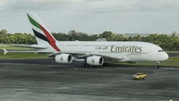 Pesawat yang dioperasikan oleh maskapai Emirates itu berangkat dari Dubai, Uni Emirat Arab, pada pukul 03:20 waktu setempat dan tiba di Bali pada pukul 16:35 WITA. Ini menandai tonggak sejarah penerbangan Indonesia sebagai layanan A380 terjadwal pertama ke negara tersebut. 