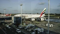 Pesawat super jumbo A380 800 memiliki bentang sayap hingga 79,8 meter dan total panjang badan pesawat 72,7 meter. 