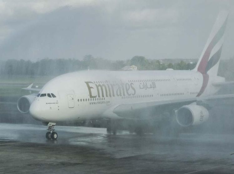 Potret Pesawat Penumpang Terbesar Dunia Mendarat di Bali