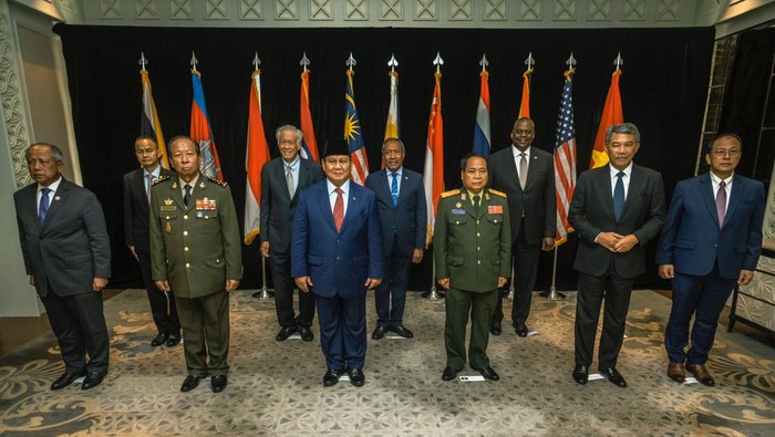 Menteri Pertahanan (Menhan) RI Prabowo Subianto menghadiri pertemuan multilateral antara Menhan Amerika Serikat (AS) Lloyd Austin dan Menhan negara-negara ASEAN. Prabowo berharap kelanjutan kerja sama yang baik dari semua pihak.