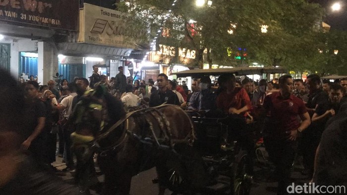 Presiden Jokowi beserta keluarga jalan-jalan naik andong di Malioboro, Yogyakarta, Jumat (2/6/2023) malam.