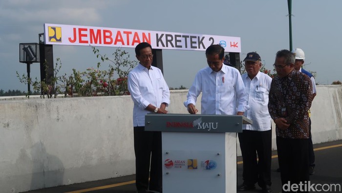 Presiden Jokowi meresmikan Jembatan Kretek II Bantul, Jumat (2/6/2023).