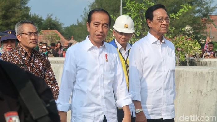 Presiden Jokowi meresmikan Jembatan Kretek II Bantul, Jumat (2/6/2023).