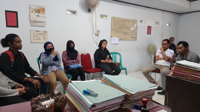 Proses mediasi kasus mahasiswi FT UHO Kendari yang dianiaya seniornya.